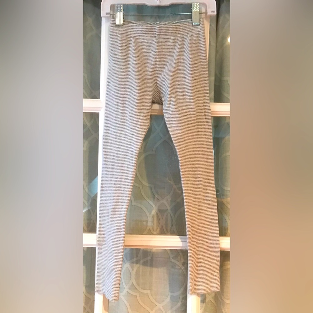 Tea Collection size 7 yr light gray + white striped leggings, 100% cotton EUC